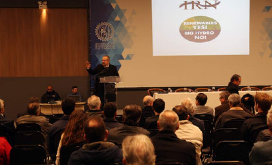 Empreendedores e governo debatem planos de emergência para barragens Empreendedores, agências reguladoras, órgãos do Governo do Estado e profissionais da área de engenharia se reuniram nesta terça-feira (23), em Curitiba, para o seminário “Plano de Ação de Emergência de Barragens – Interrelações entre órgãos do Governo e Empreendedores”. A proposta foi debater as ações de prevenção e ação em casos de acidentes em barragens, para evitar tragédias como a que aconteceu em Mariana, Minas Gerais, em novembro do ano passado.