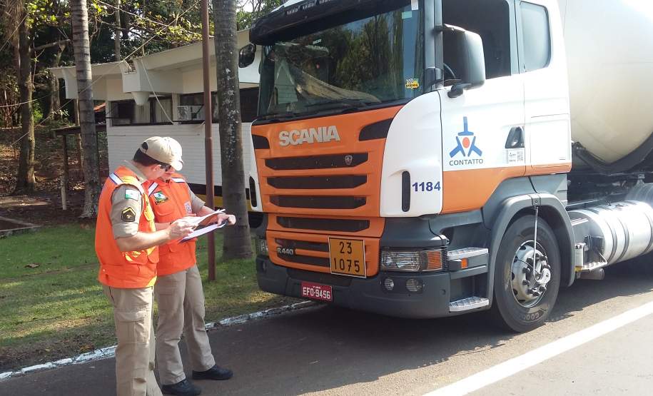 3º Coordenadoria Regional de Proteção e Defesa Civil realiza Fiscalização Prododutos Perigosos na Rodovia PR 323 PRv Porto Charles Naufal. 3º Coordenadoria Regional de Proteção e Defesa Civil realiza Fiscalização Prododutos Perigosos na Rodovia PR 323 PRv Porto Charles Naufal.