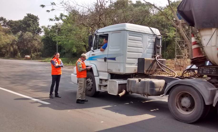 3º Coordenadoria Regional de Proteção e Defesa Civil realiza Fiscalização Prododutos Perigosos na Rodovia PR 323 PRv Porto Charles Naufal. 3º Coordenadoria Regional de Proteção e Defesa Civil realiza Fiscalização Prododutos Perigosos na Rodovia PR 323 PRv Porto Charles Naufal.
