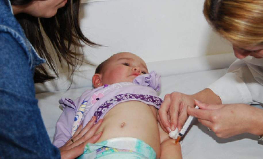 A Campanha de Multivacinação 2016 começa nesta segunda-feira (19) e vai até o dia 30 com o objetivo de resgatar não vacinados ou completar esquemas de imunização. São 14 tipos de vacinas que fazem parte do esquema vacinal de crianças menores de 5 anos e entre 9 de 14 anos. No Paraná, serão mais de 2 mil salas de vacina em funcionamento