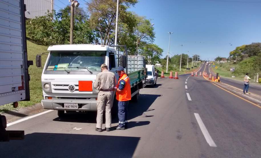 Fiscalização de Produtos Perigosos Rodovia BR 153 Santo Antônio da Platina-PR. 3ª Coordenadoria Regional de Proteção e Defesa Civil (CORPDEC) acompanhou a Fiscalização de Produtos Perigosos, na Rodovia BR 153 - Km 40 (Posto da Polícia Rodoviária Federal), coordenada pelo Corpo de Bombeiros de Santo Antônio da Platina-PR.