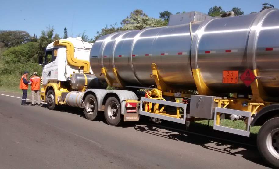 Fiscalização de Produtos Perigosos Rodovia BR 153 Santo Antônio da Platina-PR. 3ª Coordenadoria Regional de Proteção e Defesa Civil (CORPDEC) acompanhou a Fiscalização de Produtos Perigosos, na Rodovia BR 153 - Km 40 (Posto da Polícia Rodoviária Federal), coordenada pelo Corpo de Bombeiros de Santo Antônio da Platina-PR.