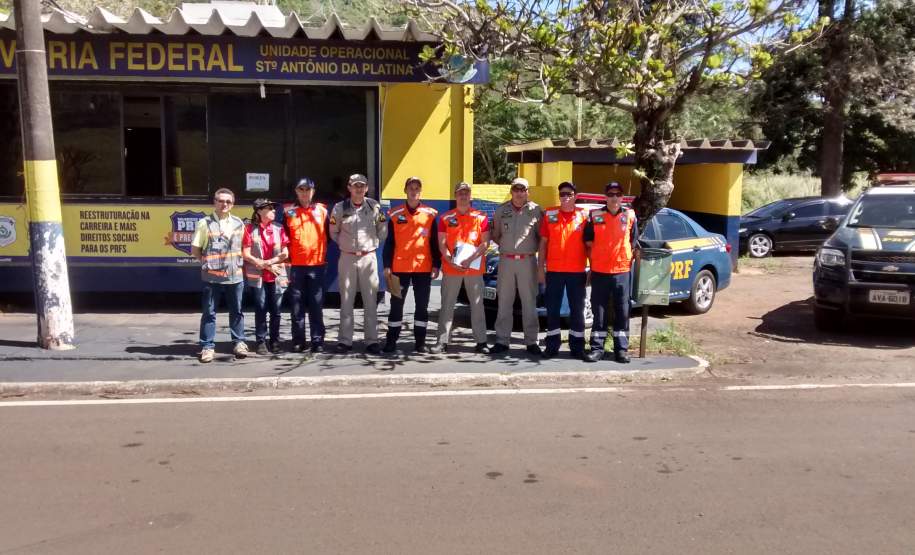 Fiscalização de Produtos Perigosos Rodovia BR 153 Santo Antônio da Platina-PR. 3ª Coordenadoria Regional de Proteção e Defesa Civil (CORPDEC) acompanhou a Fiscalização de Produtos Perigosos, na Rodovia BR 153 - Km 40 (Posto da Polícia Rodoviária Federal), coordenada pelo Corpo de Bombeiros de Santo Antônio da Platina-PR.