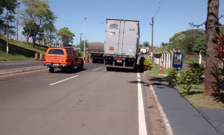 Fiscalização de Produtos Perigosos Rodovia BR 153 Santo Antônio da Platina-PR. 3ª Coordenadoria Regional de Proteção e Defesa Civil (CORPDEC) acompanhou a Fiscalização de Produtos Perigosos, na Rodovia BR 153 - Km 40 (Posto da Polícia Rodoviária Federal), coordenada pelo Corpo de Bombeiros de Santo Antônio da Platina-PR.