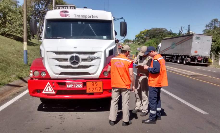 Fiscalização de Produtos Perigosos Rodovia BR 153 Santo Antônio da Platina-PR. 3ª Coordenadoria Regional de Proteção e Defesa Civil (CORPDEC) acompanhou a Fiscalização de Produtos Perigosos, na Rodovia BR 153 - Km 40 (Posto da Polícia Rodoviária Federal), coordenada pelo Corpo de Bombeiros de Santo Antônio da Platina-PR.