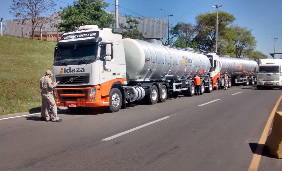 Fiscalização de Produtos Perigosos Rodovia BR 153 Santo Antônio da Platina-PR. 3ª Coordenadoria Regional de Proteção e Defesa Civil (CORPDEC) acompanhou a Fiscalização de Produtos Perigosos, na Rodovia BR 153 - Km 40 (Posto da Polícia Rodoviária Federal), coordenada pelo Corpo de Bombeiros de Santo Antônio da Platina-PR.