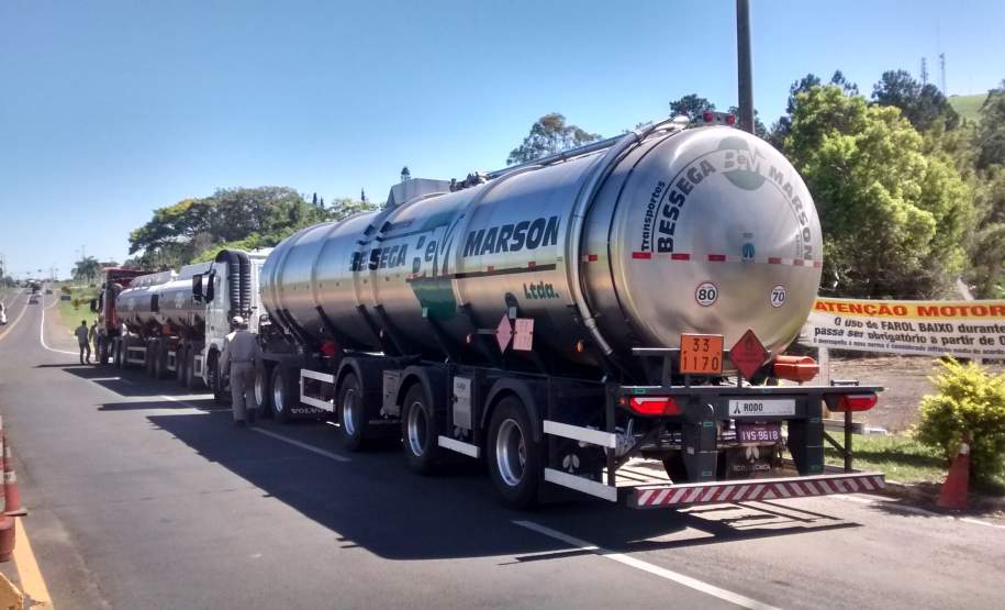Fiscalização de Produtos Perigosos Rodovia BR 153 Santo Antônio da Platina-PR. 3ª Coordenadoria Regional de Proteção e Defesa Civil (CORPDEC) acompanhou a Fiscalização de Produtos Perigosos, na Rodovia BR 153 - Km 40 (Posto da Polícia Rodoviária Federal), coordenada pelo Corpo de Bombeiros de Santo Antônio da Platina-PR.