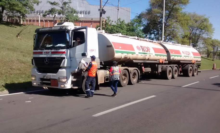 Fiscalização de Produtos Perigosos Rodovia BR 153 Santo Antônio da Platina-PR. 3ª Coordenadoria Regional de Proteção e Defesa Civil (CORPDEC) acompanhou a Fiscalização de Produtos Perigosos, na Rodovia BR 153 - Km 40 (Posto da Polícia Rodoviária Federal), coordenada pelo Corpo de Bombeiros de Santo Antônio da Platina-PR.