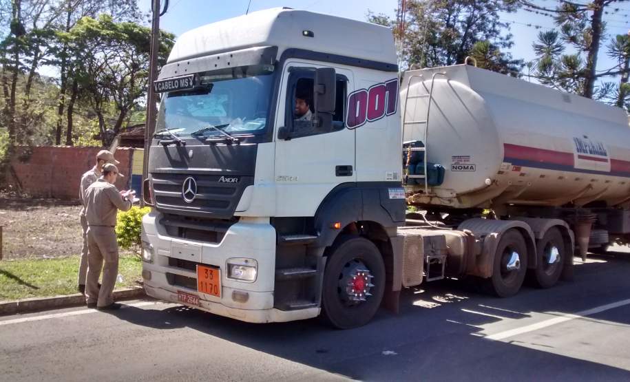 Fiscalização de Produtos Perigosos Rodovia BR 153 Santo Antônio da Platina-PR. 3ª Coordenadoria Regional de Proteção e Defesa Civil (CORPDEC) acompanhou a Fiscalização de Produtos Perigosos, na Rodovia BR 153 - Km 40 (Posto da Polícia Rodoviária Federal), coordenada pelo Corpo de Bombeiros de Santo Antônio da Platina-PR.