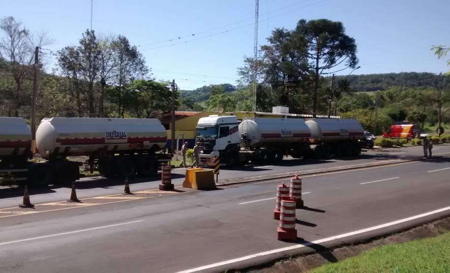 Fiscalização de Produtos Perigosos Rodovia BR 153 Santo Antônio da Platina-PR. 3ª Coordenadoria Regional de Proteção e Defesa Civil (CORPDEC) acompanhou a Fiscalização de Produtos Perigosos, na Rodovia BR 153 - Km 40 (Posto da Polícia Rodoviária Federal), coordenada pelo Corpo de Bombeiros de Santo Antônio da Platina-PR.