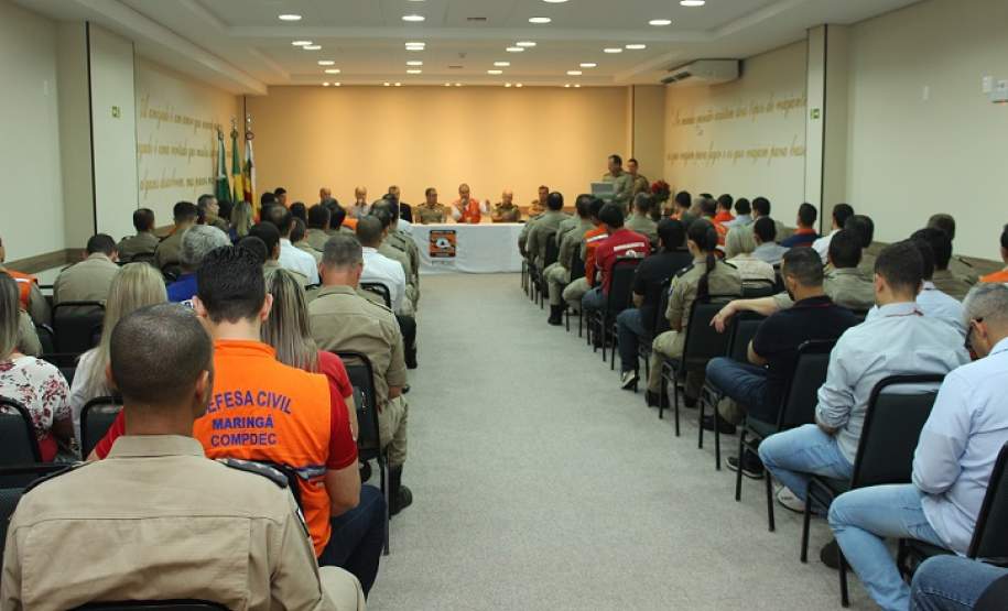O 3º Encontro Estadual do Plano de Auxílio Mútuo (PAM) foi realizado nesta quinta-feira (29) em Maringá, noroeste do Estado. O evento foi organizado pelo 5º Grupamento de Bombeiros e contou com a presença de autoridades e representantes do PAM de diversas cidades do Paraná e também de São Paulo. O programa tem como finalidade fortalecer a prevenção de incêndios e acidentes no âmbito
empresarial.
