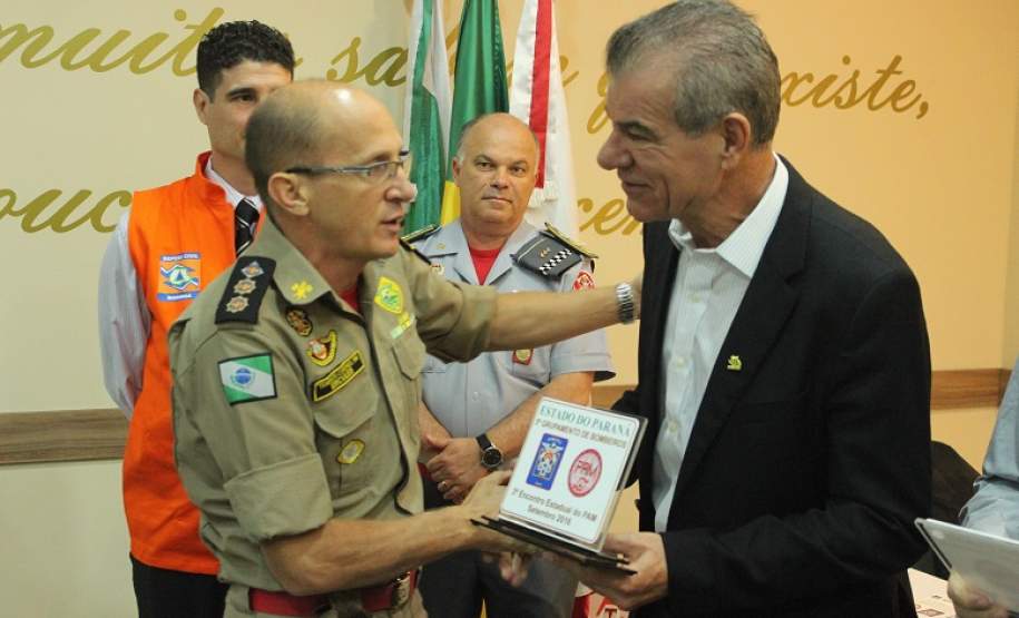 O 3º Encontro Estadual do Plano de Auxílio Mútuo (PAM) foi realizado nesta quinta-feira (29) em Maringá, noroeste do Estado. O evento foi organizado pelo 5º Grupamento de Bombeiros e contou com a presença de autoridades e representantes do PAM de diversas cidades do Paraná e também de São Paulo. O programa tem como finalidade fortalecer a prevenção de incêndios e acidentes no âmbito
empresarial.