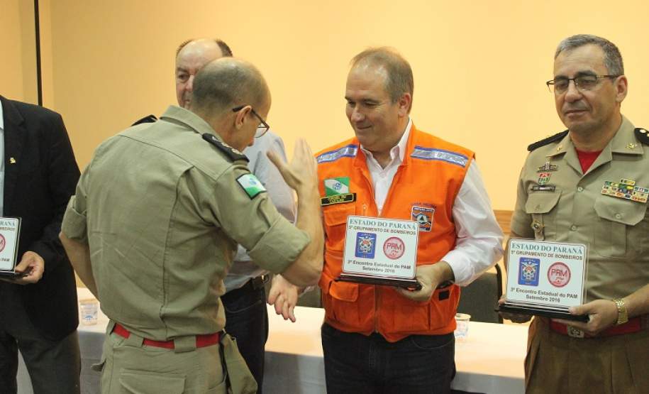 O 3º Encontro Estadual do Plano de Auxílio Mútuo (PAM) foi realizado nesta quinta-feira (29) em Maringá, noroeste do Estado. O evento foi organizado pelo 5º Grupamento de Bombeiros e contou com a presença de autoridades e representantes do PAM de diversas cidades do Paraná e também de São Paulo. O programa tem como finalidade fortalecer a prevenção de incêndios e acidentes no âmbito
empresarial.