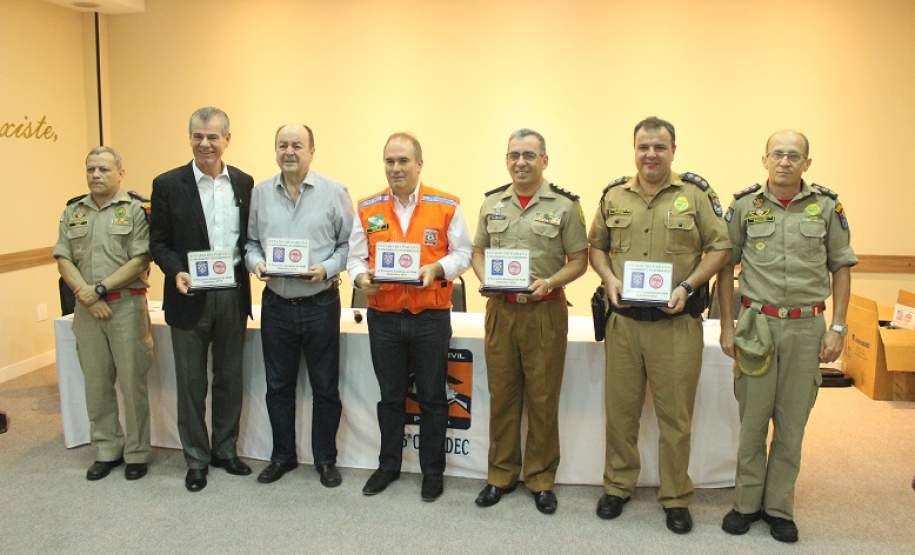 O 3º Encontro Estadual do Plano de Auxílio Mútuo (PAM) foi realizado nesta quinta-feira (29) em Maringá, noroeste do Estado. O evento foi organizado pelo 5º Grupamento de Bombeiros e contou com a presença de autoridades e representantes do PAM de diversas cidades do Paraná e também de São Paulo. O programa tem como finalidade fortalecer a prevenção de incêndios e acidentes no âmbito
empresarial.