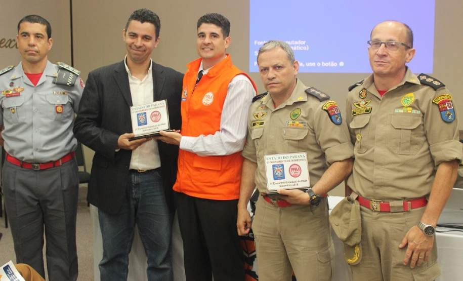 O 3º Encontro Estadual do Plano de Auxílio Mútuo (PAM) foi realizado nesta quinta-feira (29) em Maringá, noroeste do Estado. O evento foi organizado pelo 5º Grupamento de Bombeiros e contou com a presença de autoridades e representantes do PAM de diversas cidades do Paraná e também de São Paulo. O programa tem como finalidade fortalecer a prevenção de incêndios e acidentes no âmbito
empresarial.