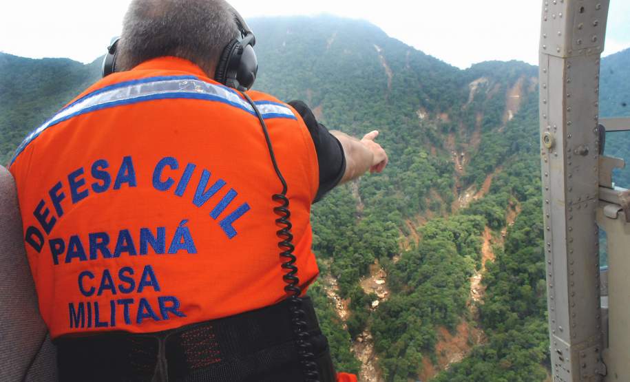 Paraná prepara Força-Tarefa para resposta a desastres naturais O Governo do Paraná, por meio da Coordenadoria Estadual de Proteção e Defesa Civil, está organizando um regime de Força-Tarefa para qualificar e dar celeridade à reposta aos desastres no Estado. O regime deve ser instituído até o fim de 2016, por meio de decreto governamental, e vai reunir as Secretarias de Estado da Segurança Pública e Administração Penitenciária, da Saúde, da Família e Desenvolvimento Social, da Infraestrutura e Logística e da Agricultura e Abastecimento.