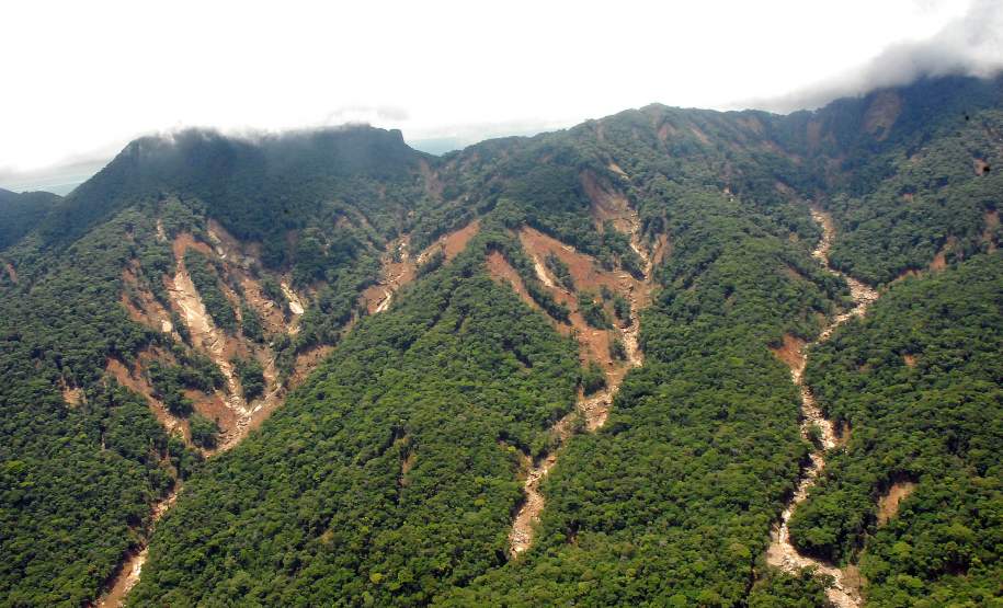 Paraná prepara Força-Tarefa para resposta a desastres naturais O Governo do Paraná, por meio da Coordenadoria Estadual de Proteção e Defesa Civil, está organizando um regime de Força-Tarefa para qualificar e dar celeridade à reposta aos desastres no Estado. O regime deve ser instituído até o fim de 2016, por meio de decreto governamental, e vai reunir as Secretarias de Estado da Segurança Pública e Administração Penitenciária, da Saúde, da Família e Desenvolvimento Social, da Infraestrutura e Logística e da Agricultura e Abastecimento.
