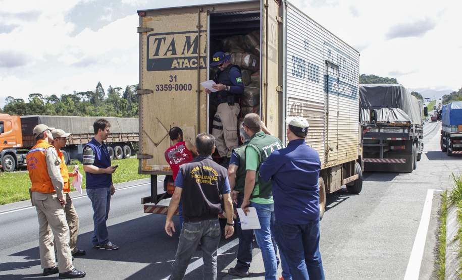 Operação de fiscalização de produtos perigosos é feita em cinco estados Os estados do Paraná, Santa Catarina, Rio Grande do Sul, Mato Grosso do Sul e São Paulo promoveram nesta quinta-feira (10), de forma simultânea, uma operação de abordagem e fiscalização dos veículos que transportam produtos perigosos