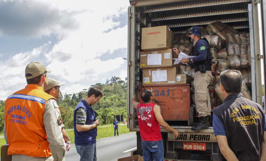 Operação de fiscalização de produtos perigosos é feita em cinco estados Os estados do Paraná, Santa Catarina, Rio Grande do Sul, Mato Grosso do Sul e São Paulo promoveram nesta quinta-feira (10), de forma simultânea, uma operação de abordagem e fiscalização dos veículos que transportam produtos perigosos