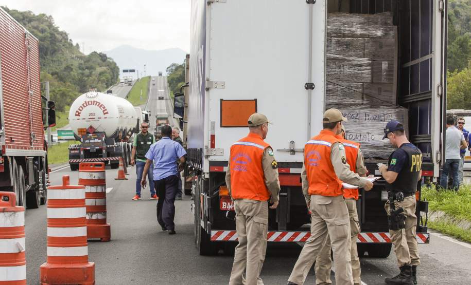 Operação de fiscalização de produtos perigosos é feita em cinco estados Os estados do Paraná, Santa Catarina, Rio Grande do Sul, Mato Grosso do Sul e São Paulo promoveram nesta quinta-feira (10), de forma simultânea, uma operação de abordagem e fiscalização dos veículos que transportam produtos perigosos