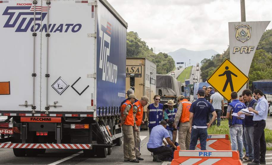 Operação de fiscalização de produtos perigosos é feita em cinco estados Os estados do Paraná, Santa Catarina, Rio Grande do Sul, Mato Grosso do Sul e São Paulo promoveram nesta quinta-feira (10), de forma simultânea, uma operação de abordagem e fiscalização dos veículos que transportam produtos perigosos
