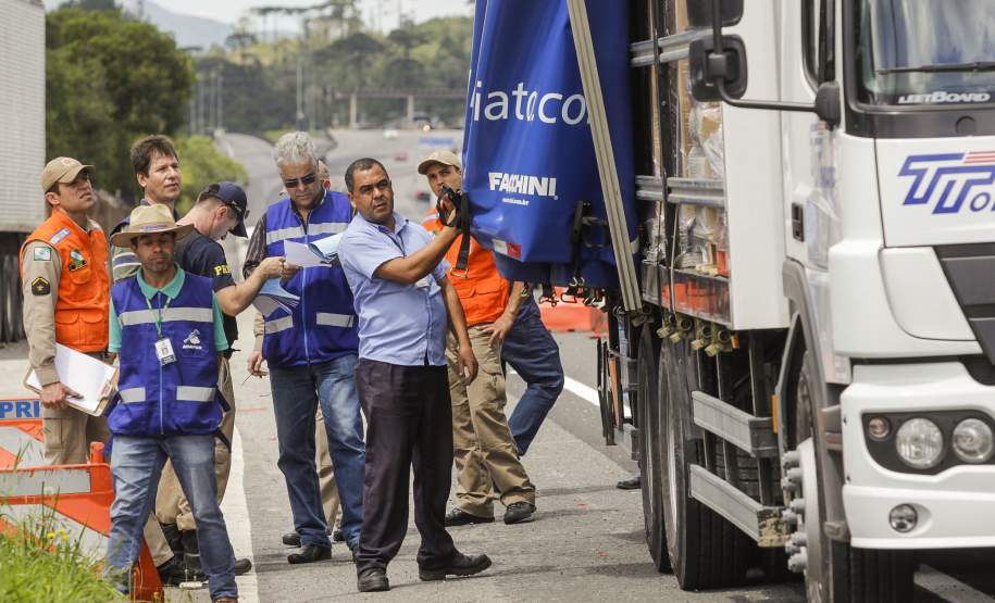 Operação de fiscalização de produtos perigosos é feita em cinco estados Os estados do Paraná, Santa Catarina, Rio Grande do Sul, Mato Grosso do Sul e São Paulo promoveram nesta quinta-feira (10), de forma simultânea, uma operação de abordagem e fiscalização dos veículos que transportam produtos perigosos