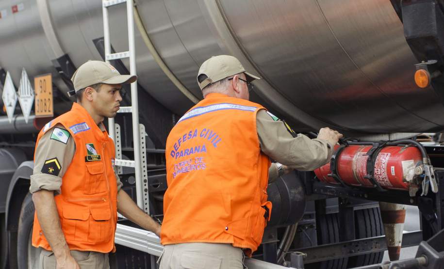 Operação de fiscalização de produtos perigosos é feita em cinco estados Os estados do Paraná, Santa Catarina, Rio Grande do Sul, Mato Grosso do Sul e São Paulo promoveram nesta quinta-feira (10), de forma simultânea, uma operação de abordagem e fiscalização dos veículos que transportam produtos perigosos