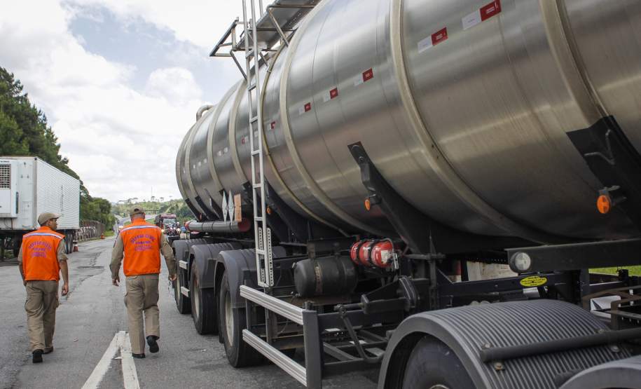 Operação de fiscalização de produtos perigosos é feita em cinco estados Os estados do Paraná, Santa Catarina, Rio Grande do Sul, Mato Grosso do Sul e São Paulo promoveram nesta quinta-feira (10), de forma simultânea, uma operação de abordagem e fiscalização dos veículos que transportam produtos perigosos