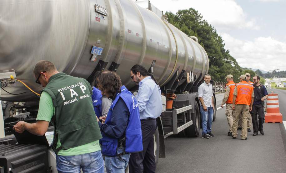 Operação de fiscalização de produtos perigosos é feita em cinco estados Os estados do Paraná, Santa Catarina, Rio Grande do Sul, Mato Grosso do Sul e São Paulo promoveram nesta quinta-feira (10), de forma simultânea, uma operação de abordagem e fiscalização dos veículos que transportam produtos perigosos