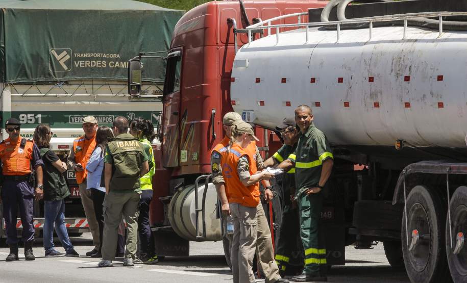 Operação de fiscalização de produtos perigosos é feita em cinco estados Os estados do Paraná, Santa Catarina, Rio Grande do Sul, Mato Grosso do Sul e São Paulo promoveram nesta quinta-feira (10), de forma simultânea, uma operação de abordagem e fiscalização dos veículos que transportam produtos perigosos