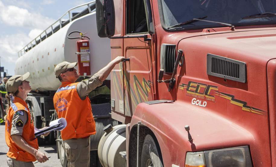 Operação de fiscalização de produtos perigosos é feita em cinco estados Os estados do Paraná, Santa Catarina, Rio Grande do Sul, Mato Grosso do Sul e São Paulo promoveram nesta quinta-feira (10), de forma simultânea, uma operação de abordagem e fiscalização dos veículos que transportam produtos perigosos