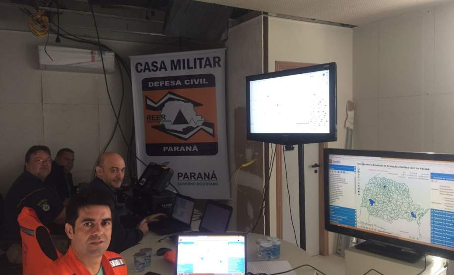 CEPDEC COORDENA SIMULADO ANUAL DA REER NO ESTADO No último sábado (19/11) foi realizado mais um simulado REER (Rede Estadual de Emergência de Radioamadores) em todo o estado. Nele os radioamadores e bombeiros militares das 15 Coordenadorias Regionais de Proteção e Defesa Civil (CORPDECS) realizaram atividades que simulavam o acontecimento de um desastre e as necessidades reais que surgem destas situações adversas, especialmente no que tange a comunicação nos desastres.