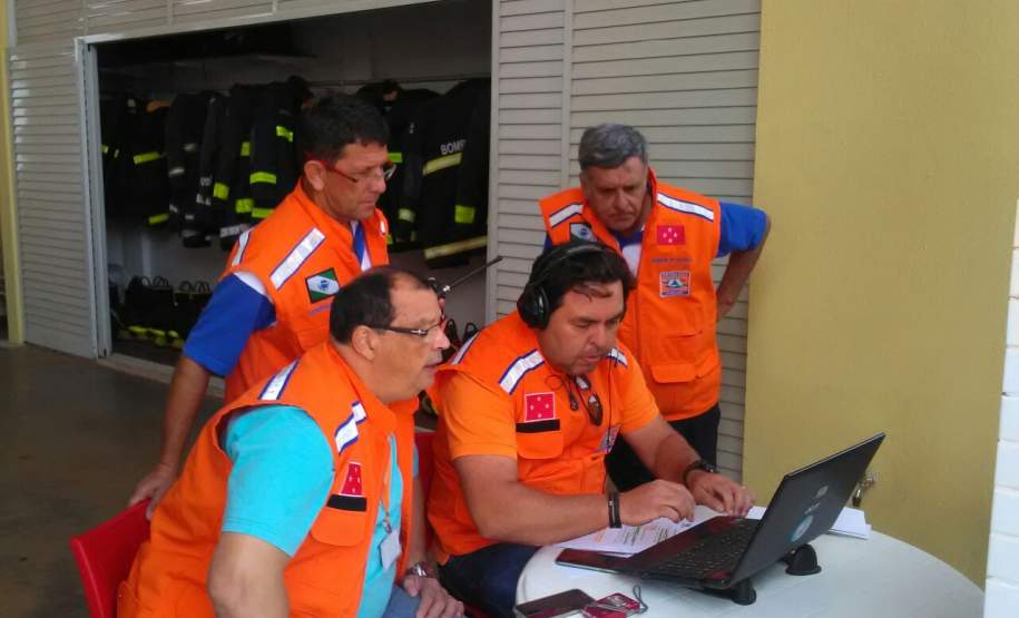 CEPDEC COORDENA SIMULADO ANUAL DA REER NO ESTADO No último sábado (19/11) foi realizado mais um simulado REER (Rede Estadual de Emergência de Radioamadores) em todo o estado. Nele os radioamadores e bombeiros militares das 15 Coordenadorias Regionais de Proteção e Defesa Civil (CORPDECS) realizaram atividades que simulavam o acontecimento de um desastre e as necessidades reais que surgem destas situações adversas, especialmente no que tange a comunicação nos desastres.