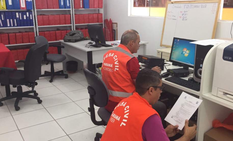 CEPDEC COORDENA SIMULADO ANUAL DA REER NO ESTADO No último sábado (19/11) foi realizado mais um simulado REER (Rede Estadual de Emergência de Radioamadores) em todo o estado. Nele os radioamadores e bombeiros militares das 15 Coordenadorias Regionais de Proteção e Defesa Civil (CORPDECS) realizaram atividades que simulavam o acontecimento de um desastre e as necessidades reais que surgem destas situações adversas, especialmente no que tange a comunicação nos desastres.