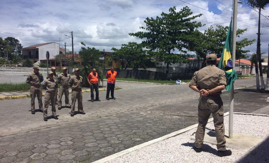 CEPDEC COORDENA SIMULADO ANUAL DA REER NO ESTADO No último sábado (19/11) foi realizado mais um simulado REER (Rede Estadual de Emergência de Radioamadores) em todo o estado. Nele os radioamadores e bombeiros militares das 15 Coordenadorias Regionais de Proteção e Defesa Civil (CORPDECS) realizaram atividades que simulavam o acontecimento de um desastre e as necessidades reais que surgem destas situações adversas, especialmente no que tange a comunicação nos desastres.