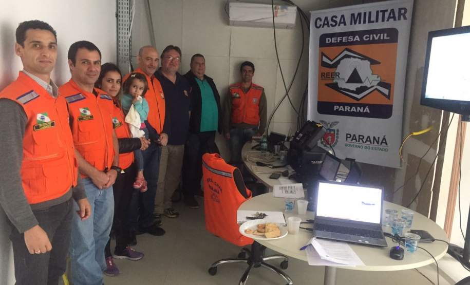 CEPDEC COORDENA SIMULADO ANUAL DA REER NO ESTADO No último sábado (19/11) foi realizado mais um simulado REER (Rede Estadual de Emergência de Radioamadores) em todo o estado. Nele os radioamadores e bombeiros militares das 15 Coordenadorias Regionais de Proteção e Defesa Civil (CORPDECS) realizaram atividades que simulavam o acontecimento de um desastre e as necessidades reais que surgem destas situações adversas, especialmente no que tange a comunicação nos desastres.