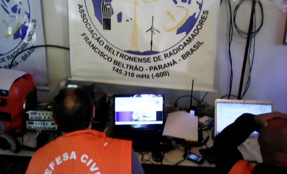 CEPDEC COORDENA SIMULADO ANUAL DA REER NO ESTADO No último sábado (19/11) foi realizado mais um simulado REER (Rede Estadual de Emergência de Radioamadores) em todo o estado. Nele os radioamadores e bombeiros militares das 15 Coordenadorias Regionais de Proteção e Defesa Civil (CORPDECS) realizaram atividades que simulavam o acontecimento de um desastre e as necessidades reais que surgem destas situações adversas, especialmente no que tange a comunicação nos desastres.
