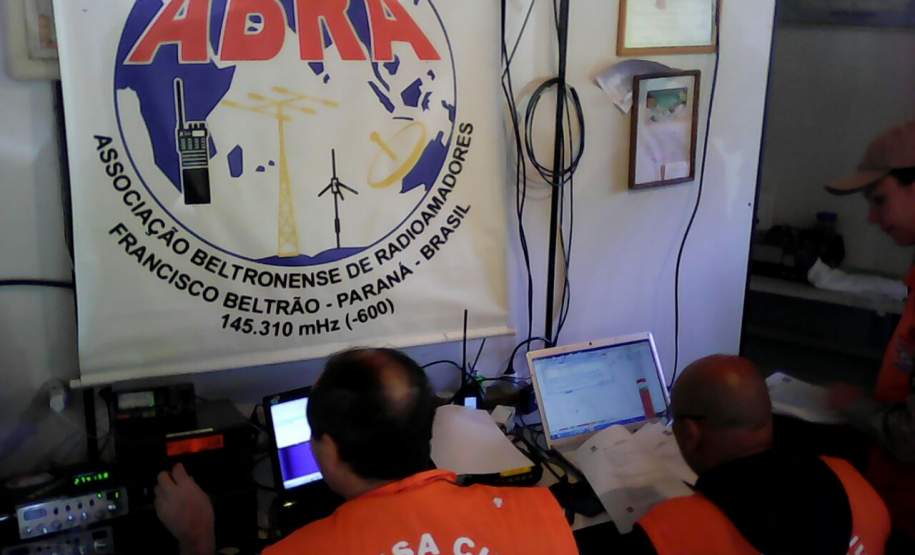 CEPDEC COORDENA SIMULADO ANUAL DA REER NO ESTADO No último sábado (19/11) foi realizado mais um simulado REER (Rede Estadual de Emergência de Radioamadores) em todo o estado. Nele os radioamadores e bombeiros militares das 15 Coordenadorias Regionais de Proteção e Defesa Civil (CORPDECS) realizaram atividades que simulavam o acontecimento de um desastre e as necessidades reais que surgem destas situações adversas, especialmente no que tange a comunicação nos desastres.