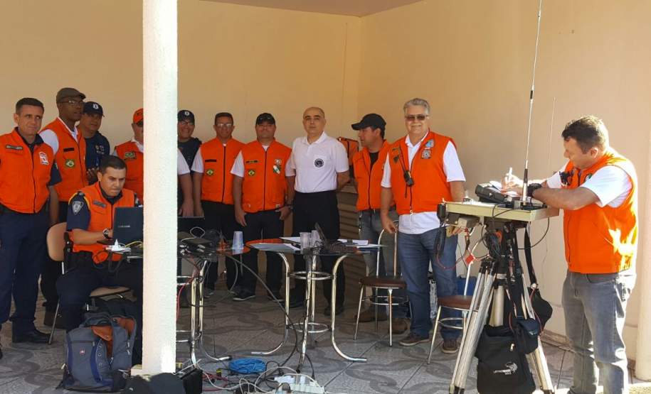 CEPDEC COORDENA SIMULADO ANUAL DA REER NO ESTADO No último sábado (19/11) foi realizado mais um simulado REER (Rede Estadual de Emergência de Radioamadores) em todo o estado. Nele os radioamadores e bombeiros militares das 15 Coordenadorias Regionais de Proteção e Defesa Civil (CORPDECS) realizaram atividades que simulavam o acontecimento de um desastre e as necessidades reais que surgem destas situações adversas, especialmente no que tange a comunicação nos desastres.