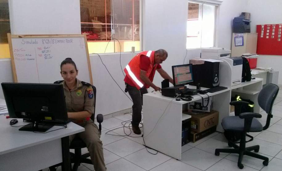 CEPDEC COORDENA SIMULADO ANUAL DA REER NO ESTADO No último sábado (19/11) foi realizado mais um simulado REER (Rede Estadual de Emergência de Radioamadores) em todo o estado. Nele os radioamadores e bombeiros militares das 15 Coordenadorias Regionais de Proteção e Defesa Civil (CORPDECS) realizaram atividades que simulavam o acontecimento de um desastre e as necessidades reais que surgem destas situações adversas, especialmente no que tange a comunicação nos desastres.