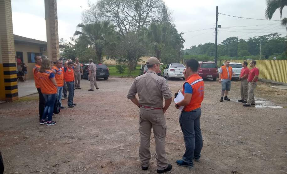 Coordenadoria Estadual de Proteção e Defesa Civil realiza simulado de abandono de área na comunidade Rio Sagrado, no município de Morretes.