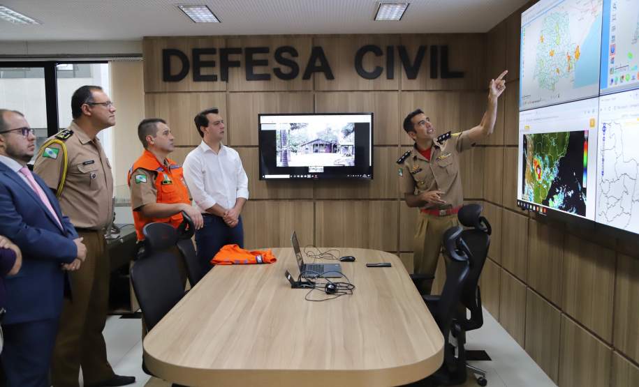 Monitoramento ajuda a prevenir e reduzir riscos de desastres naturais Centro Estadual de Gerenciamento de Riscos e Desastres foi apresentada ao governador Carlos Massa Ratinho Junior nesta segunda-feira (14). Segundo os técnicos, serviço preventivo alerta da retirada de pessoas em áreas de risco e ajuda a reduzir prejuízos econômicos.