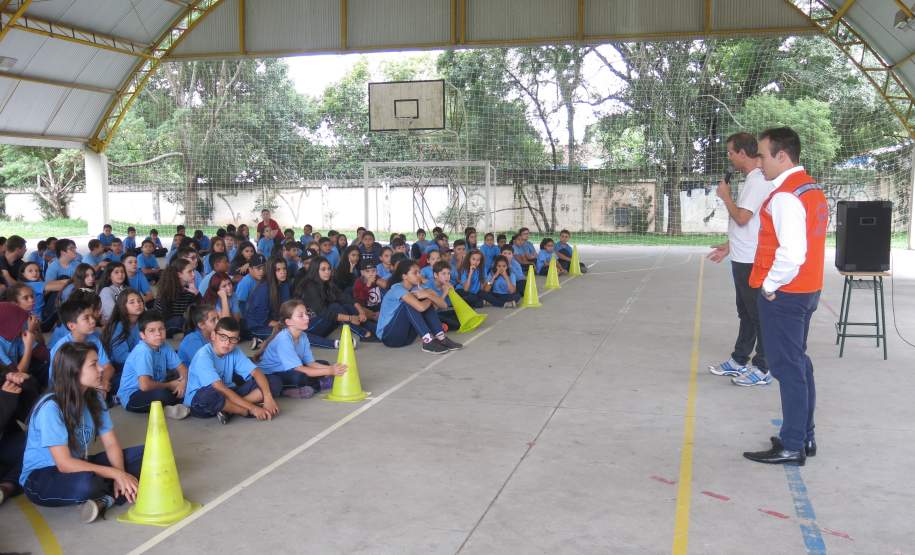 Crianças no ginásio, após simulado de abandono.