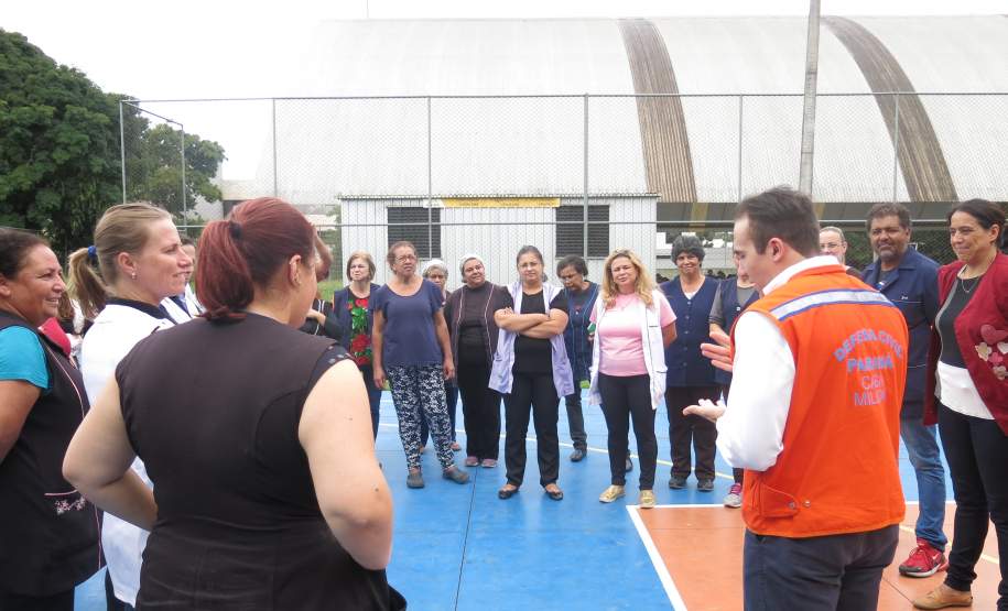 Reunião com professores e funcionários.