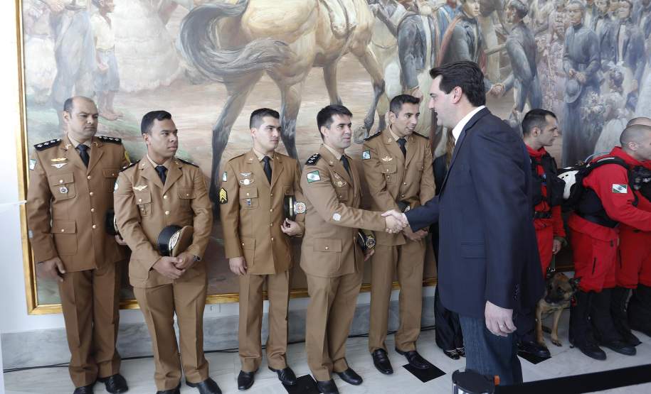 GOVERNADOR HOMENAGEIA BOMBEIROS E OUTROS PROFISSIONAIS DO ESTADO QUE ATUARAM EM BRUMADINHO, MG O governador Carlos Massa Ratinho Junior homenageou, nesta segunda-feira (1/4) bombeiros do Estado e profissionais de outras áreas enviados pelo Paraná para apoio aos trabalhos em Brumadinho (MG), após o rompimento da barragem da Mina do Feijão. Curitiba, 01-04-19.Foto: Arnaldo Alves / ANPr.