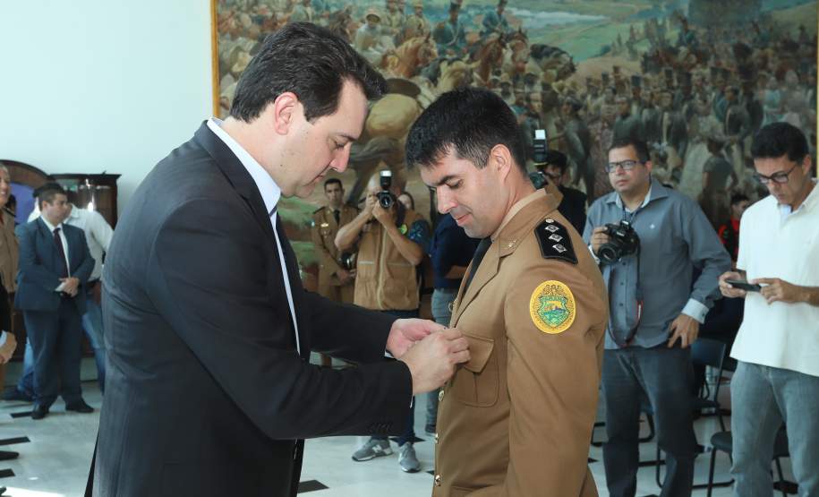 O governador Carlos Massa Ratinho Junior entregou nesta segunda-feira (1º) medalhas de mérito às equipes do Corpo de Bombeiros, Polícia Militar, Polícia Científica e Defesa Civil que ajudaram nas operações de busca e salvamento em Brumadinho, Minas Gerais. - Curitiba, 01-04-19.  -  Foto: Rodrigo Félix Leal/ANPr