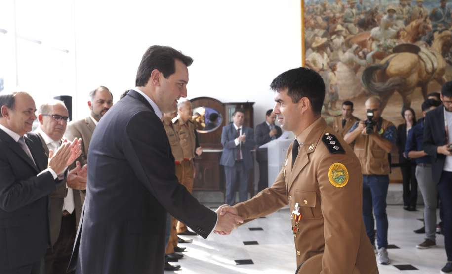 GOVERNADOR HOMENAGEIA BOMBEIROS E OUTROS PROFISSIONAIS DO ESTADO QUE ATUARAM EM BRUMADINHO, MG O governador Carlos Massa Ratinho Junior homenageou, nesta segunda-feira (1/4) bombeiros do Estado e profissionais de outras áreas enviados pelo Paraná para apoio aos trabalhos em Brumadinho (MG), após o rompimento da barragem da Mina do Feijão. Curitiba, 01-04-19.Foto: Arnaldo Alves / ANPr.