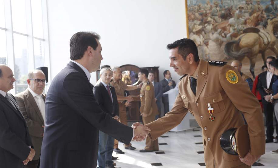 GOVERNADOR HOMENAGEIA BOMBEIROS E OUTROS PROFISSIONAIS DO ESTADO QUE ATUARAM EM BRUMADINHO, MG O governador Carlos Massa Ratinho Junior homenageou, nesta segunda-feira (1/4) bombeiros do Estado e profissionais de outras áreas enviados pelo Paraná para apoio aos trabalhos em Brumadinho (MG), após o rompimento da barragem da Mina do Feijão. Curitiba, 01-04-19.Foto: Arnaldo Alves / ANPr.