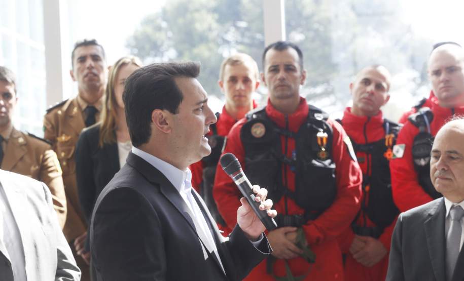 GOVERNADOR HOMENAGEIA BOMBEIROS E OUTROS PROFISSIONAIS DO ESTADO QUE ATUARAM EM BRUMADINHO, MG O governador Carlos Massa Ratinho Junior homenageou, nesta segunda-feira (1/4) bombeiros do Estado e profissionais de outras áreas enviados pelo Paraná para apoio aos trabalhos em Brumadinho (MG), após o rompimento da barragem da Mina do Feijão. Curitiba, 01-04-19.Foto: Arnaldo Alves / ANPr.
