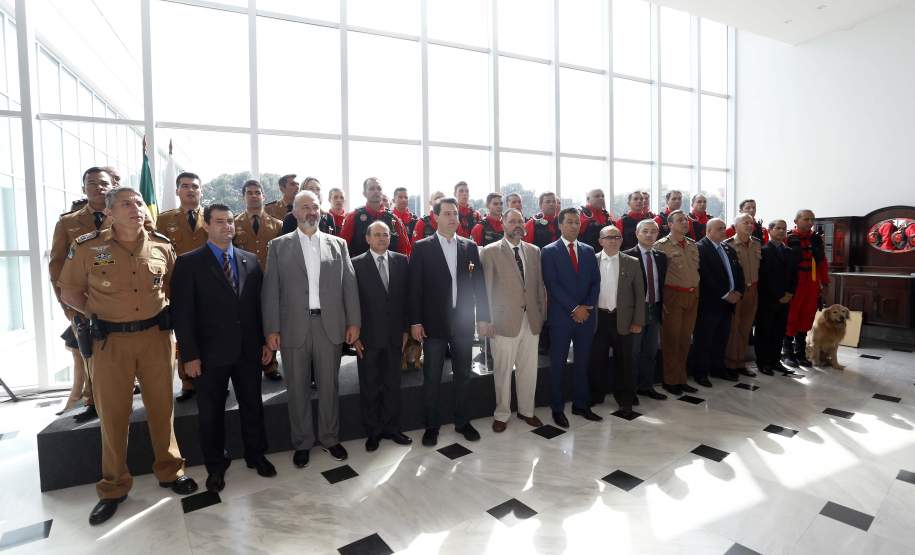 GOVERNADOR HOMENAGEIA BOMBEIROS E OUTROS PROFISSIONAIS DO ESTADO QUE ATUARAM EM BRUMADINHO, MG O governador Carlos Massa Ratinho Junior homenageou, nesta segunda-feira (1/4) bombeiros do Estado e profissionais de outras áreas enviados pelo Paraná para apoio aos trabalhos em Brumadinho (MG), após o rompimento da barragem da Mina do Feijão. Curitiba, 01-04-19.Foto: Arnaldo Alves / ANPr.